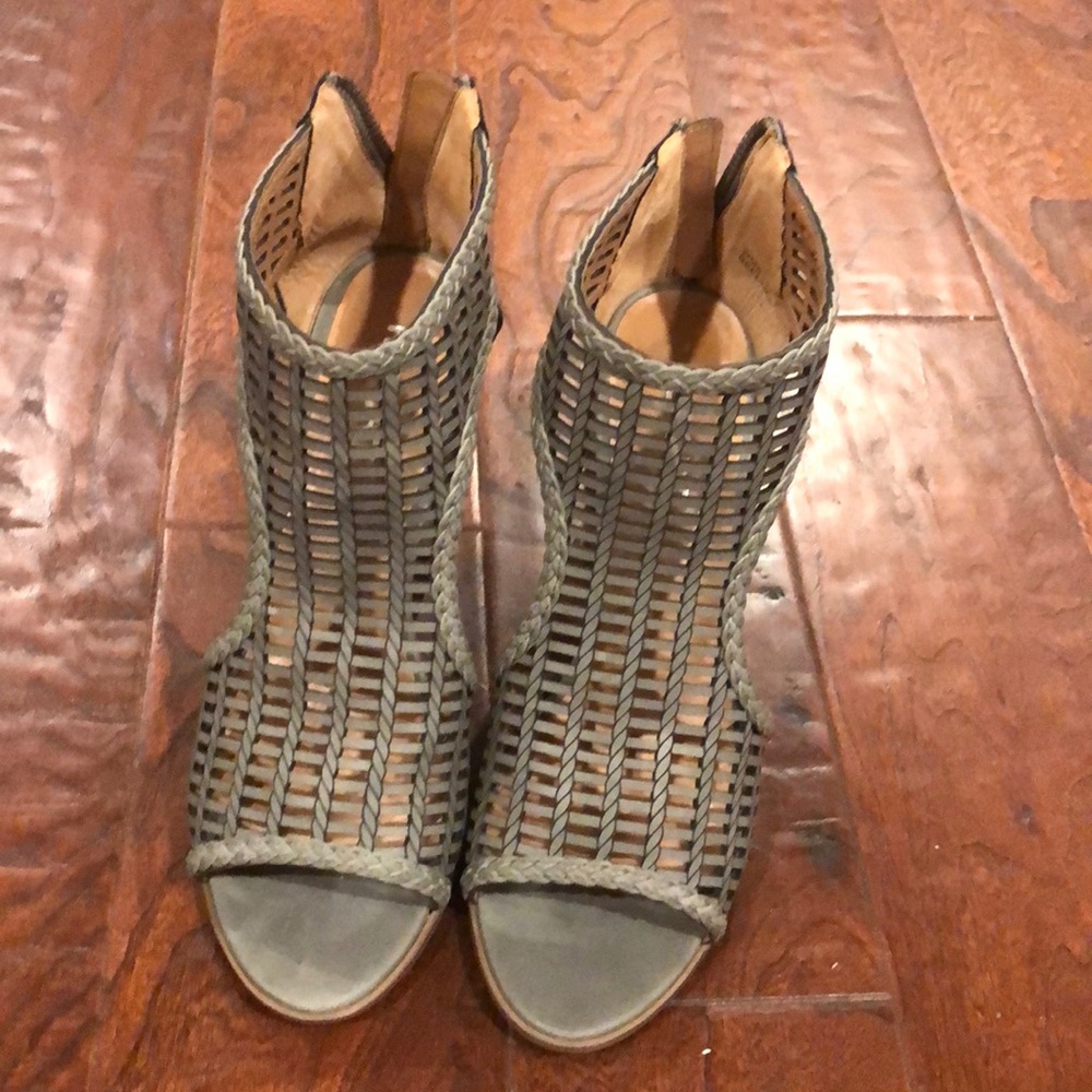 Report shoes